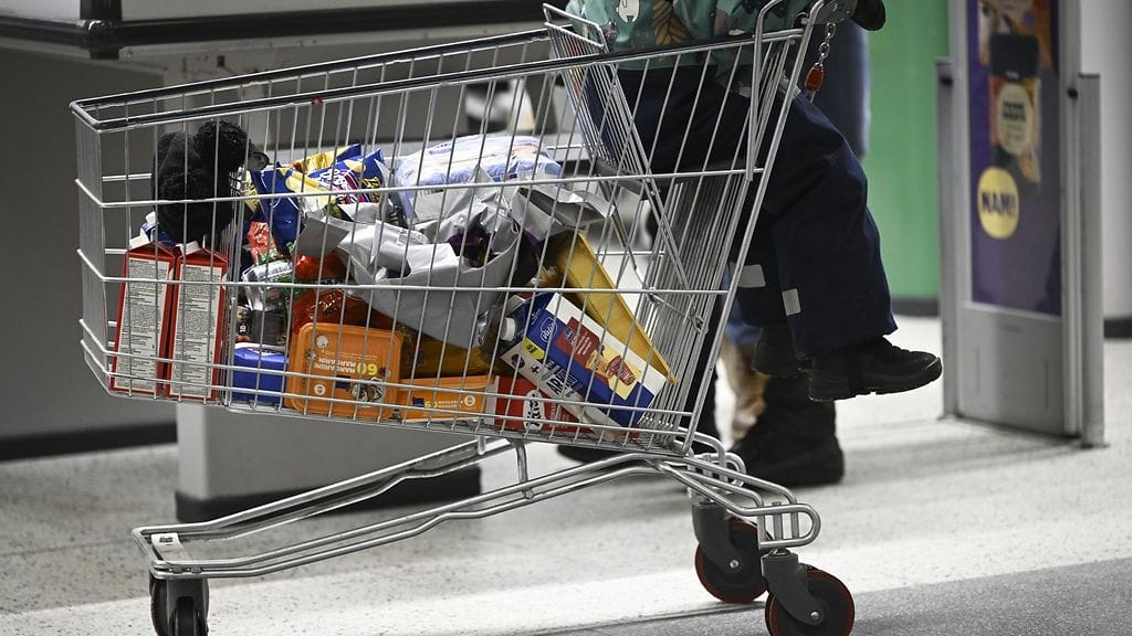 Keskituloisen reaalisista ansiotuloista verojen jälkeen on kadonnut neljässä vuodessa yhteensä 5 900 euroa, sanoo Akavan pääekonomisti.