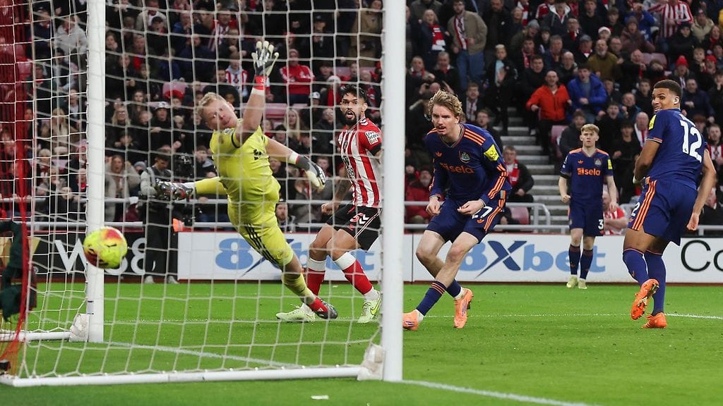 Nick Woltemade puski pallon yläriman kautta omiin.