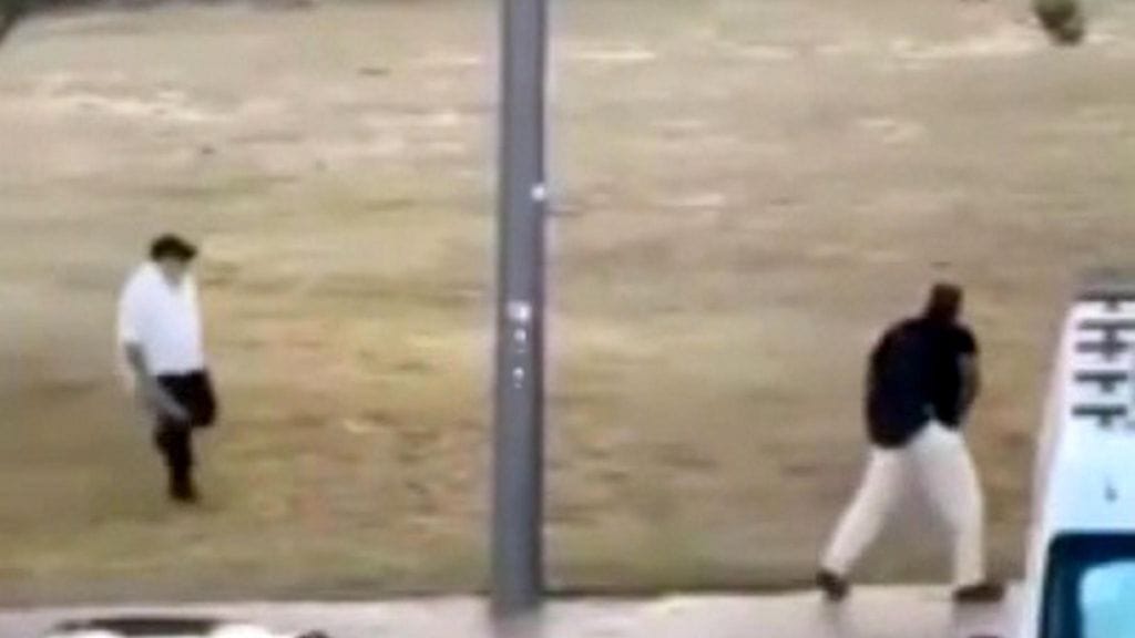 Useat sivulliset ihmiset yrittivät pysäyttää Bondi Beachin joukkosurmaajaa hengenvaarallisessa ampumistilanteessa, jossa 15 kuoli ja kymmeniä loukkaantui.