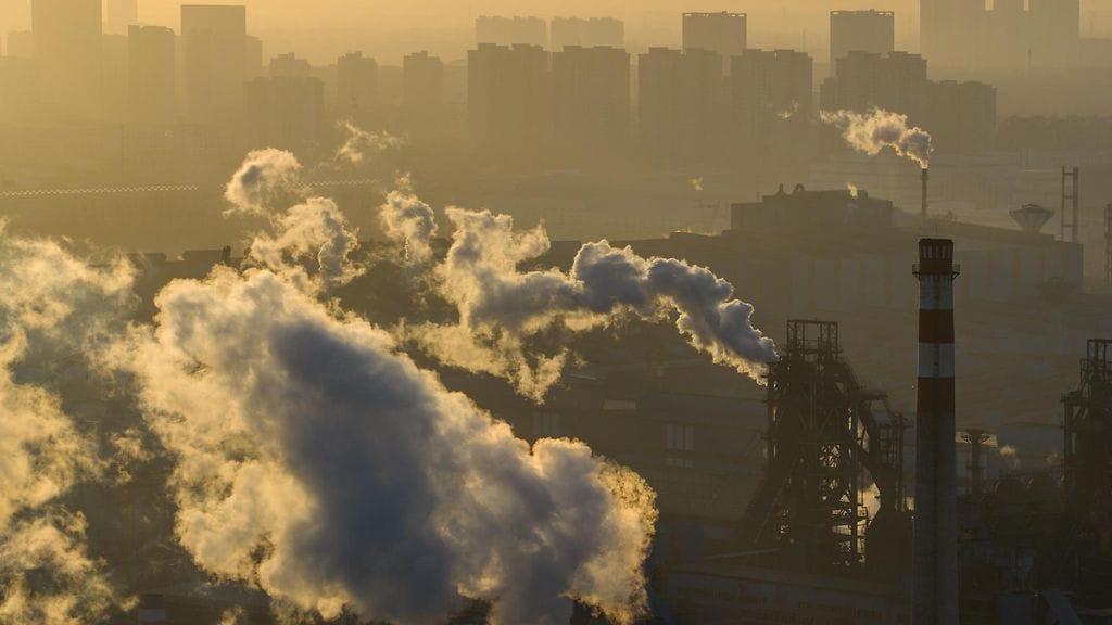 Tuotantolaitoksen savuavia piippuja Kiinan Huai'an Cityssä joulukuussa 2025.