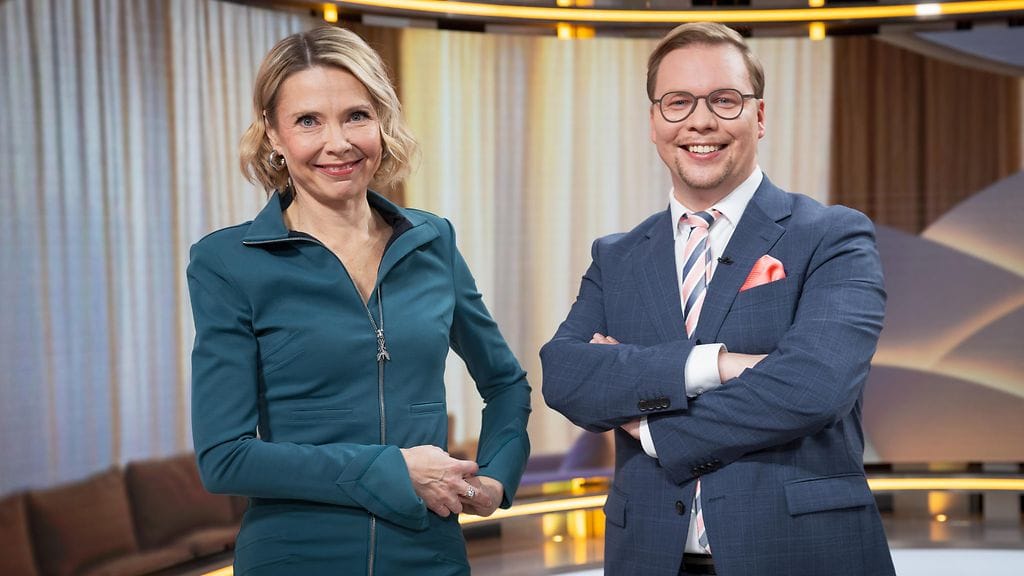 Kuvassa Huomenta Suomen juontajina toimivat Teresa Meriläinen-Aho ja Eerikki Pitkänen.