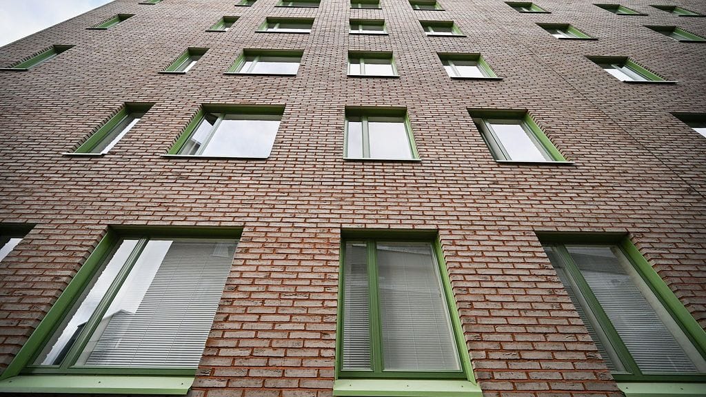 Lakiehdotuksen mukaan vuokranantajan pidempää irtisanomisaikaa lyhennettäisiin neljään kuukauteen, kun se nykyisin on kuusi kuukautta. Lisäksi pidempi irtisanomisaika tulisi sovellettavaksi vasta sitten, kun vuokrasuhde on jatkunut kaksi vuotta, kun nyt rajapyykkinä on yksi vuosi.