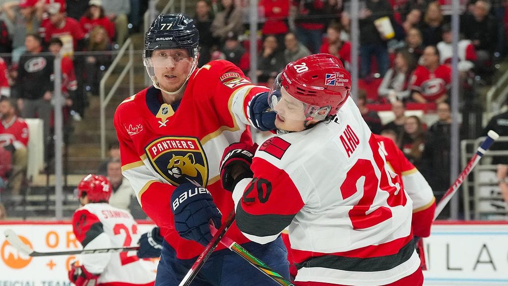 Niko Mikkola tuuppasi Sebastian Ahon tieltään.