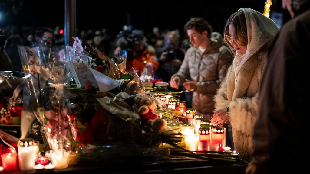 Ihmiset toivat pian tulipalon jälkeen muistokynttilöitä ja kukkia uhrien muistoksi Crans-Montanassa Sveitsissä.