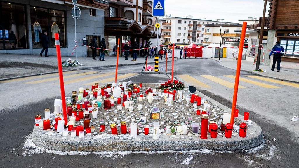 Palossa kuolleiden uhrien muistoksi tuotuja kynttilöitä.