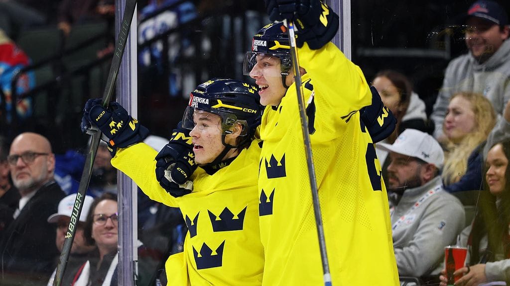 Ruotsin Casper Juustovaara Karlsson (vas.) tuuletti alivoimamaaliaan Tshekkiä vastaan Jack Berglundin kanssa.