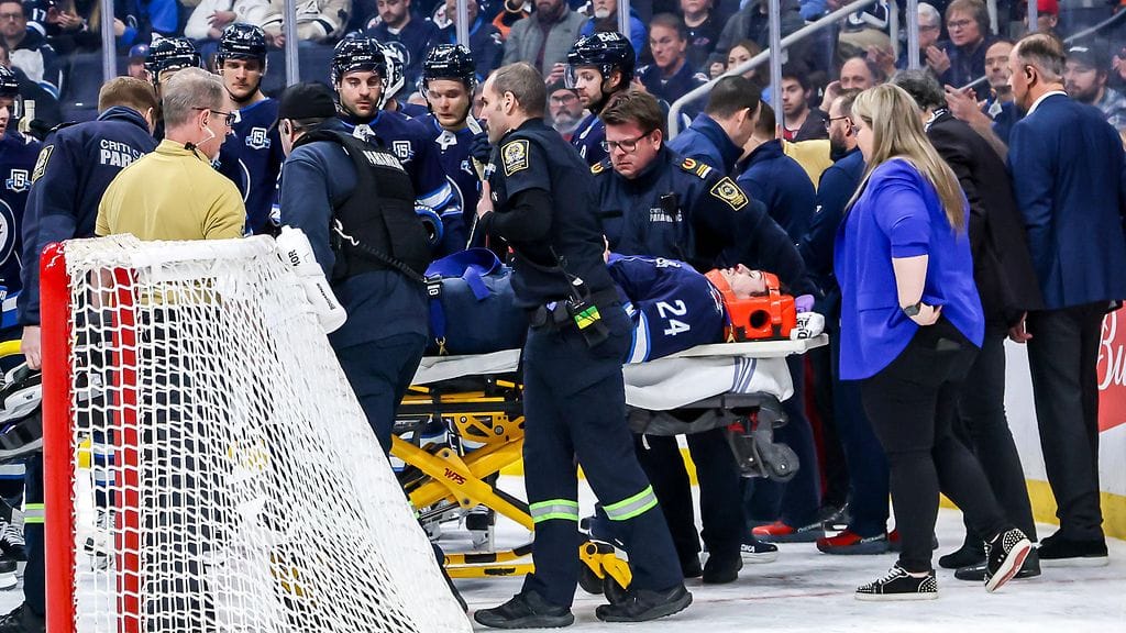 Loukkaantunut Winnipeg Jets -puolustaja Haydn Fleury vietiin paareilla pois kaukalosta.
