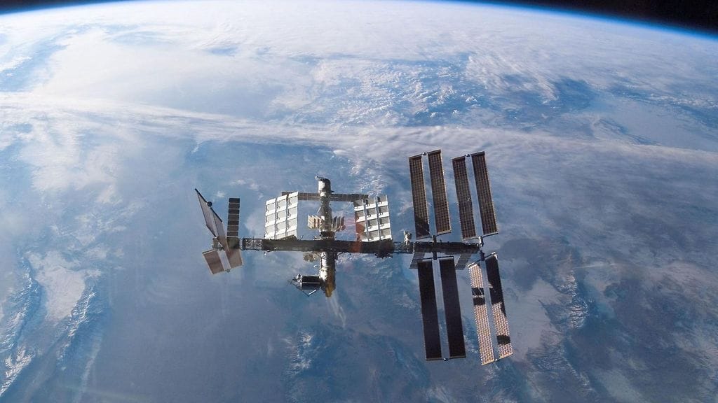 Kuvassa kansainvälinen avaruusasema ISS yhdysvaltalaisesta avaruussukkulasta kuvattuna vuonna 2008.