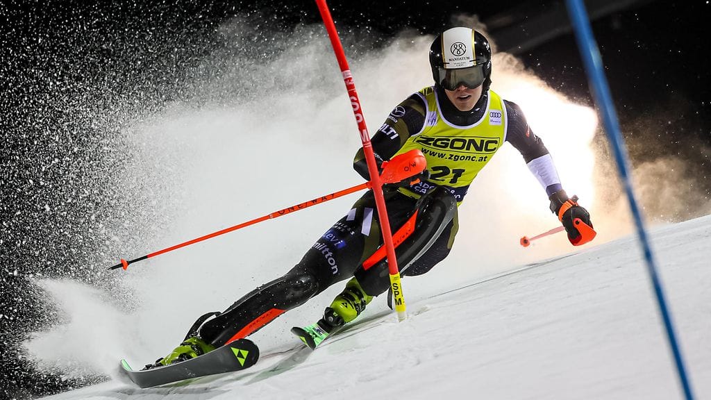 Eduard Hallberg taistelee avauslaskun jälkeen voitosta Adelbodenin maailmancup-pujottelussa.