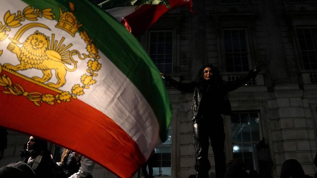 Mielenosoittaja heilutti Iranin lippua Lontoossa 11. tammikuuta.