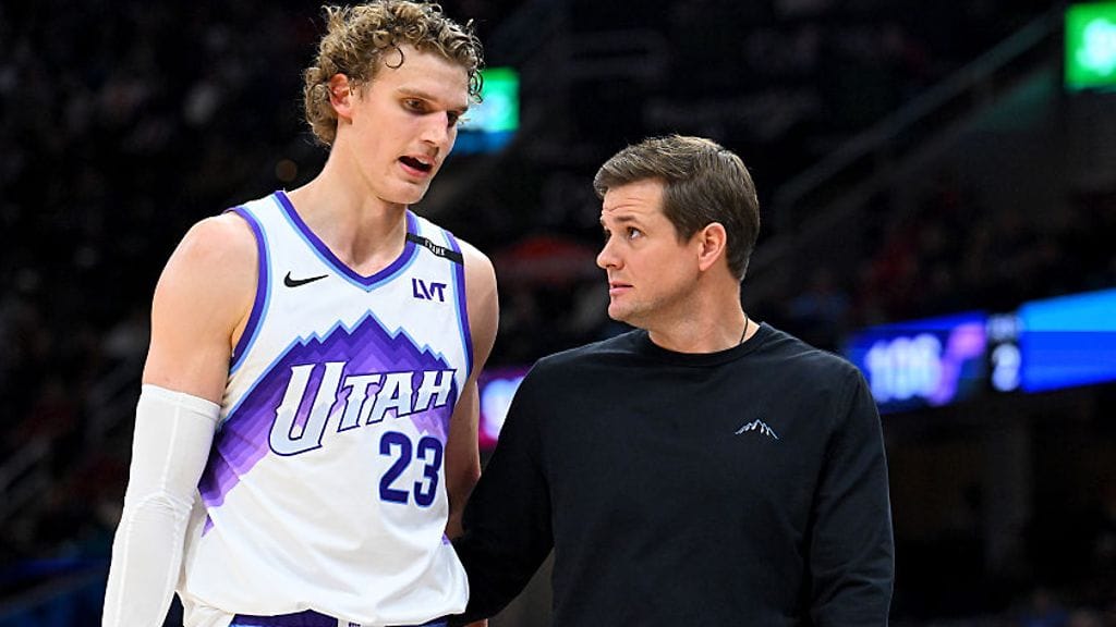 Lauri Markkanen ja päävalmentaja Will Hardy johdattivat Utah Jazzin voittoon Clevelandissa.