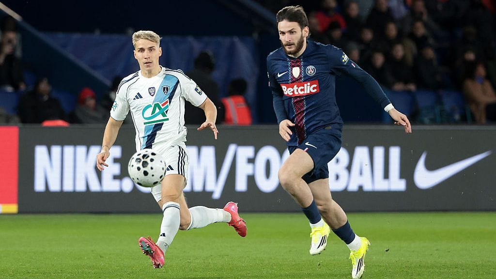 PSG:n georgialaistaituri Kvicha Kvaratskhelia (oik.) ei onnistunut Paris FC:n Tuomas Ollilaa vastaan.