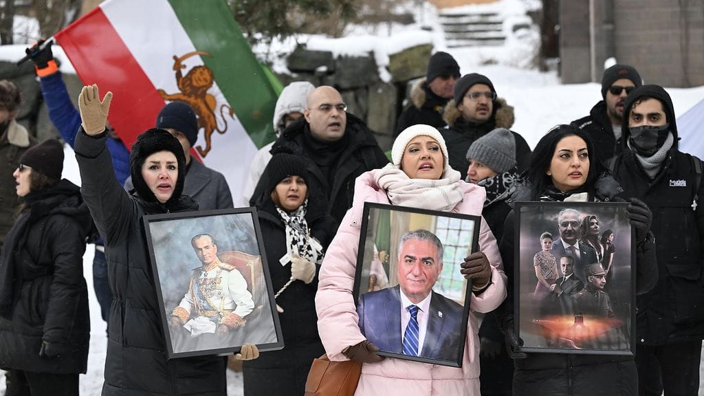 LK Mielenosoittajia Iranin suurlähetystöllä