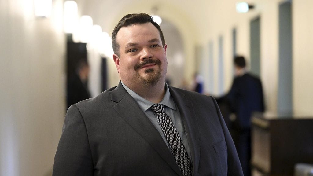 Ensimmäisen kauden kansanedustajan palkkio on noin 7 600 euroa kuukaudessa.