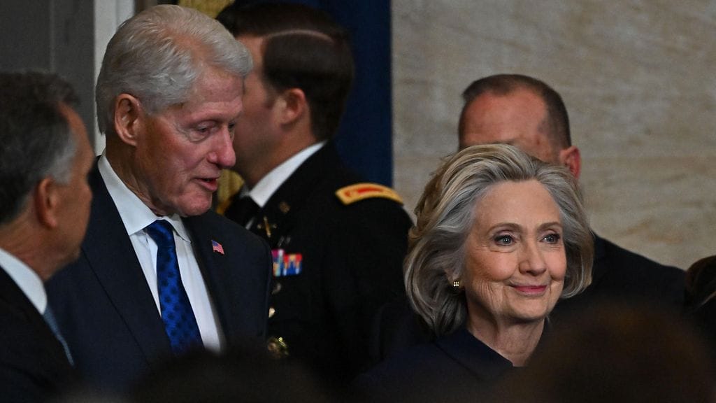 Clintonit kieltäytyivät todistamasta republikaanien johtamassa kongressin tutkinnassa, joka koskee heidän yhteyksiään edesmenneeseen seksirikolliseen Jeffrey Epsteiniin.