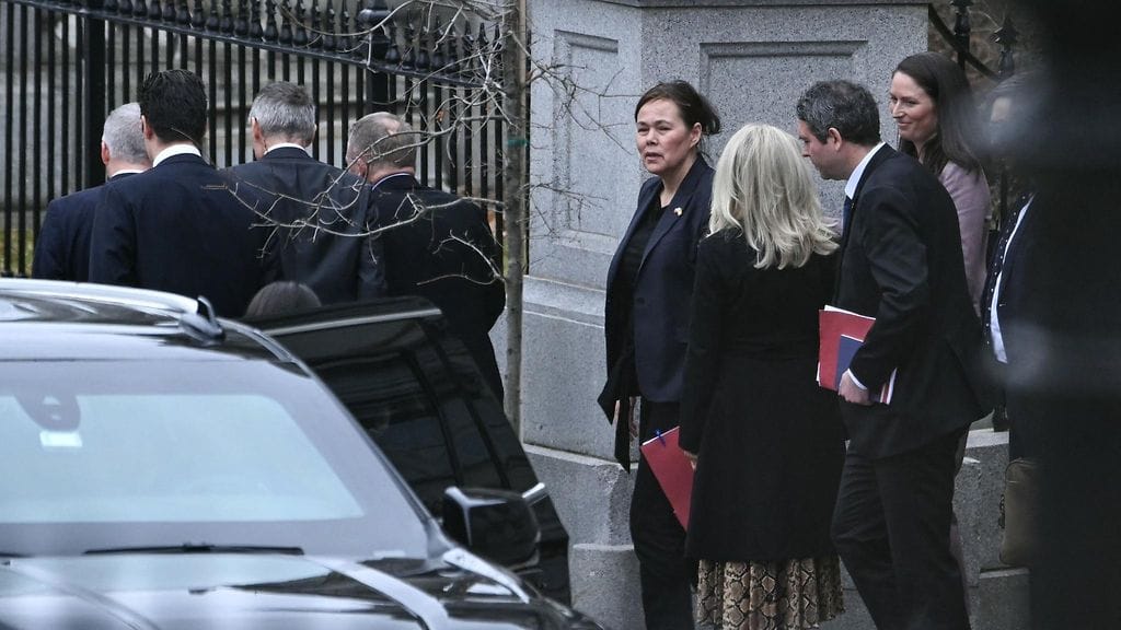 lk 14.1.1026 Grönlannin ulkoministeri Vivian Motzfeldt poistuu Valkoisen talon alueella sijaitsevasta Eisenhower‑rakennuksesta tapaamisen jälkeen Yhdysvaltojen ulkoministerin ja varapresidentin kanssa Washingtonissa.