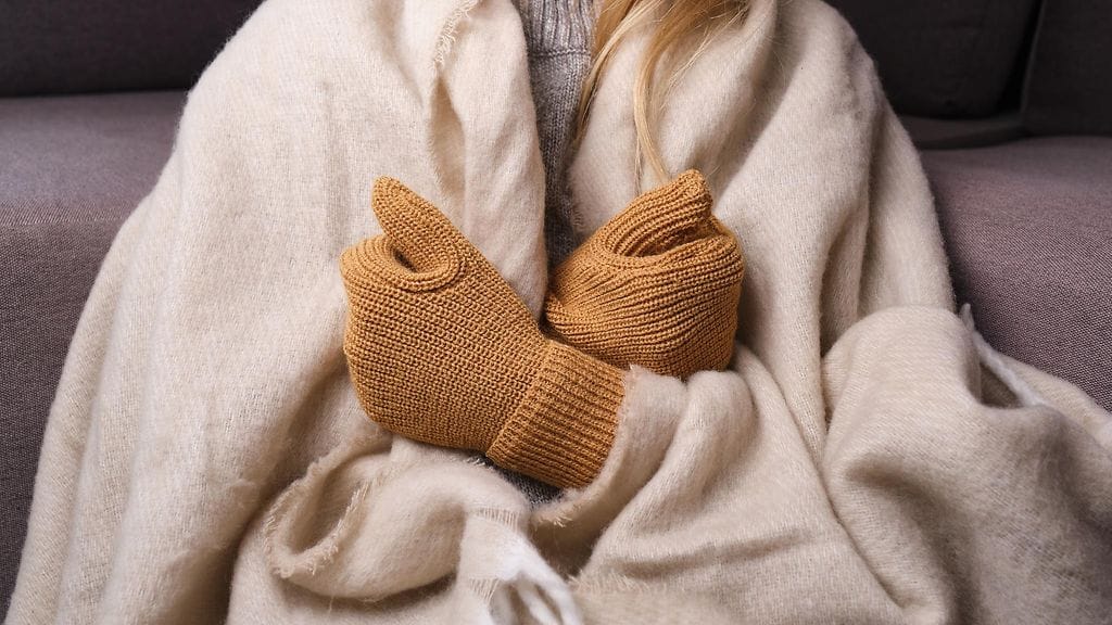 Jos koti kylmenee sähkökatkon vuoksi, on syytä pukea kunnolla päälle.