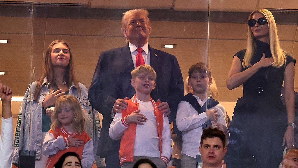 Donald Trumpin läsnäolo paljastui yleisölle Yhdysvaltojen kansallislaulun aikana. Hänen saapumisensa paikalle oli kuitenkin etukäteen tiedossa.