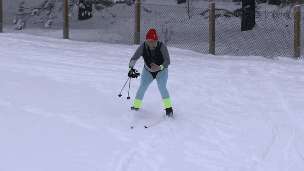 Toimittaja Pyry-Jukka Peltomäki testasi, miten mäenlasku onnistuu kännykkä kädessä.