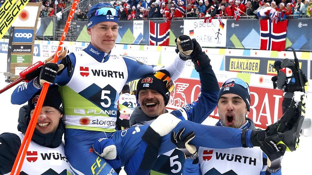 Iivo Niskanen (vas.), Niko Anttola, Ristomatti Hakola ja Perttu Hyvärinen saavuttivat MM-viestihopeaa vuonna 2023. Nelikosta olympialaisiin matkustavat kaikki muut paitsi Hyvärinen.