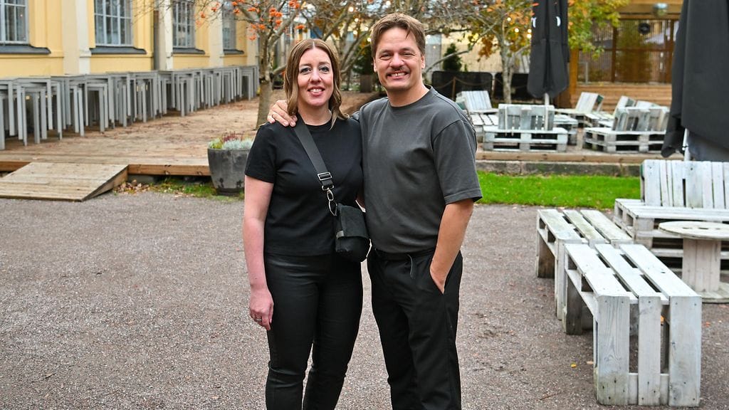 AOP Helsingin Sanomien toimittaja Tuomas Peltomäki ja hänen siskonsa Sini Peltomäki Amazing Race Suomi 2025 -ohjelman lehdistökuvassa Helsingissä.