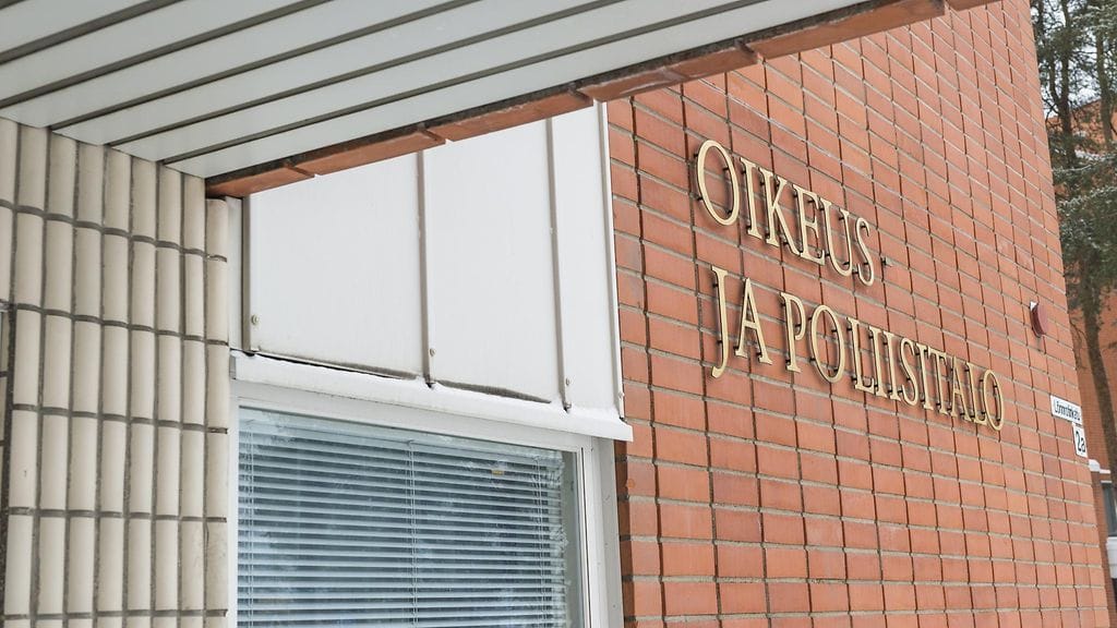 Syyttäjästä poiketen käräjäoikeus katsoi, että asiassa ei ollut näyttöä siitä, että yrittäjä olisi erehdyttänyt työntekijöitään.