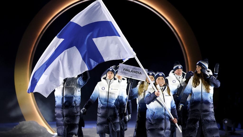 Krista Pärmäkoski kantoi Suomen lippua perjantaina olympialaisten avajaisissa Predazzossa.