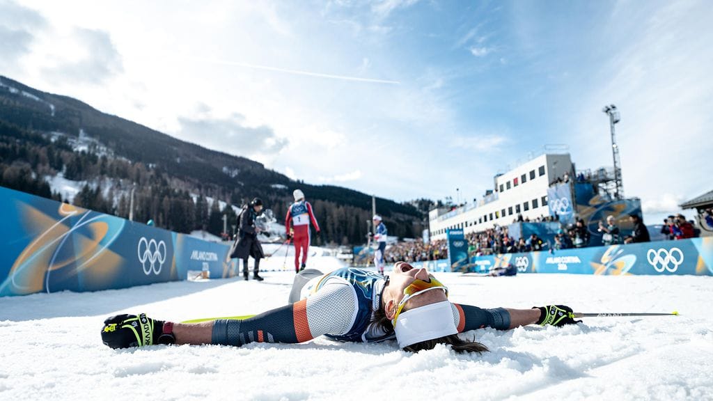 Venäläinen Saveli Korostelev rojahti kaikkensa antaneena lumeen Milano-Cortinan olympialaisten miesten hiihtomatkat avanneen 10+10 kilometrin yhdistelmäkilpailun jälkeen.