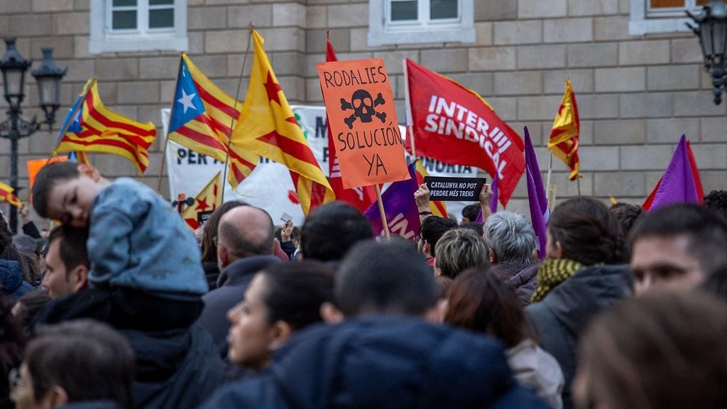 Mielenosoittajat vaativat ratkaisuja Espanjan raideliikenneongelmiin Barcelonassa 7. helmikuuta 2026.