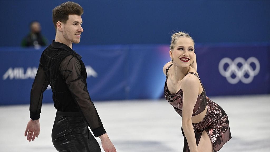 Suomen Juulia Turkkila ja Matthias Versluis jäätanssin rytmitanssissa Milanossa Milano Cortina ‑talviolympialaisissa.