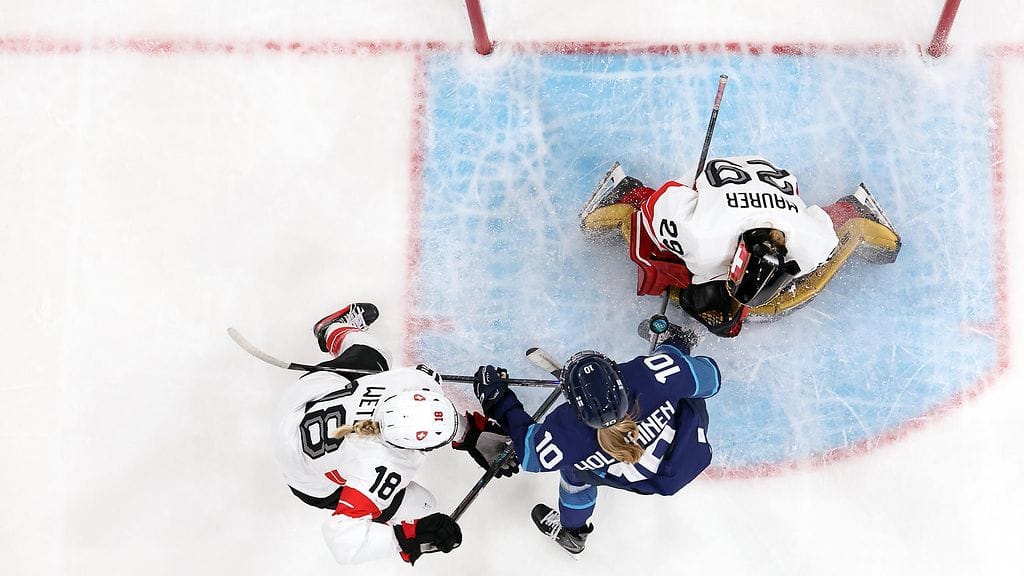 Elisa Holopainen Sveitsin kiusana olympiajäillä. Naisleijonien pelaaja yritti maalintekoa myös kädellään.