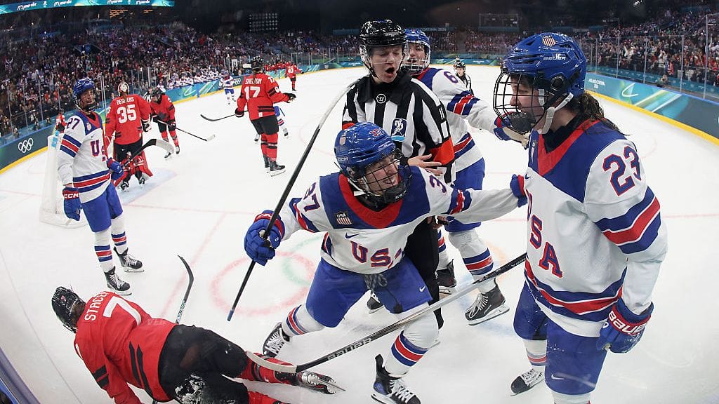 Yhdysvallat jyräsi Kanadan. Kuvassa juhlitaan Hannah Bilkan (23) osumaa.