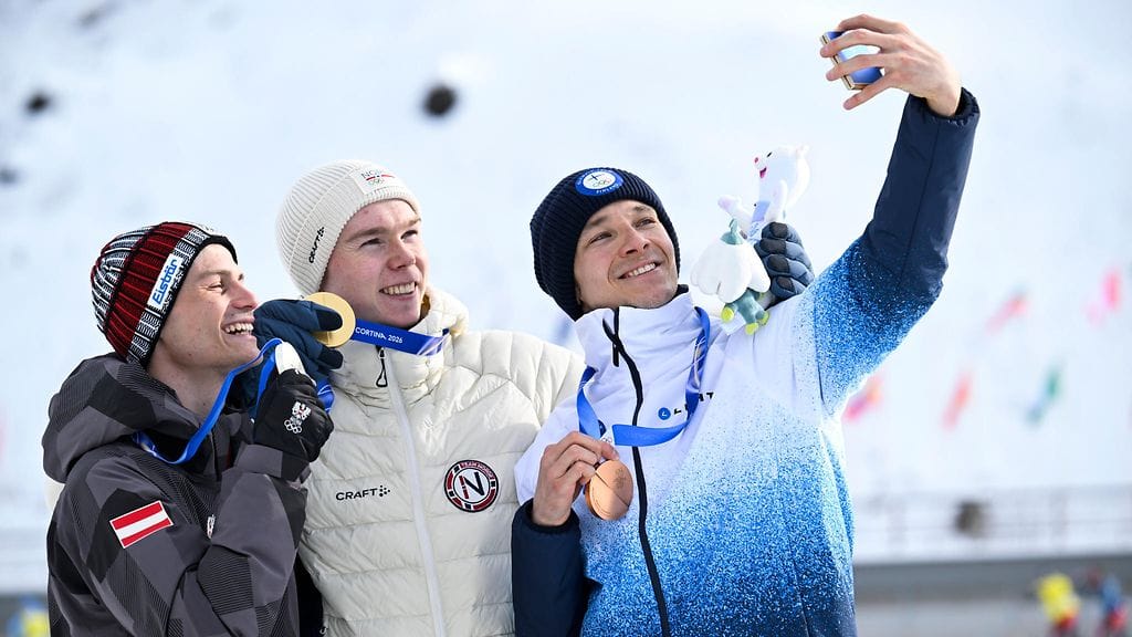 Yhdistetyn pronssimitalisti Eero Hirvonen (oik.) selfiessä norjalaisvoittaja Jens Lurås Oftebron ja Itävallan hopeamies Johannes Lamparterin kanssa.