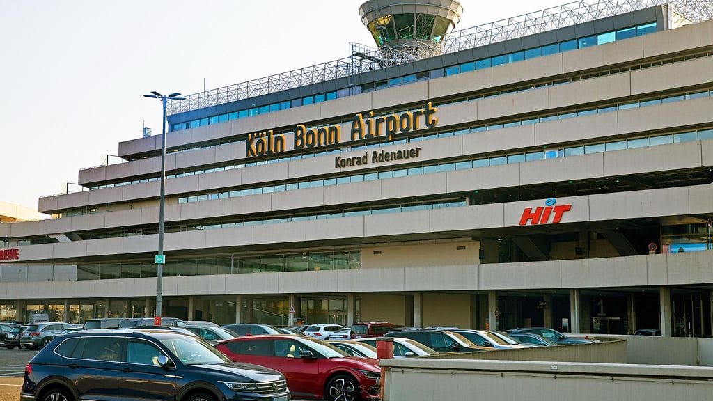 Saksan kuudenneksi suurimmalla lentoasemalla kaikki toiminnot olivat seis tuntien ajan aamupäivällä.