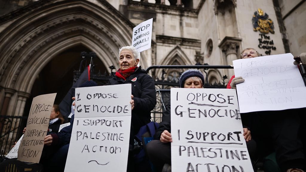 Palestine Action -ryhmän tukijat odottivat oikeuden päätöstä Lontoossa.