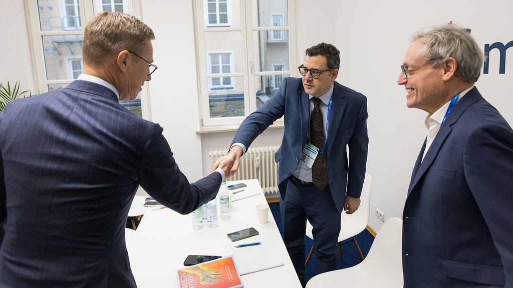 Presidentti Alexander Stubb (vas.) tanskalaisen Suddeutsche Zeitung -lehden haastattelussa Munchenin turvallisuuskonferenssissa Saksassa 13. helmikuuta 2026.