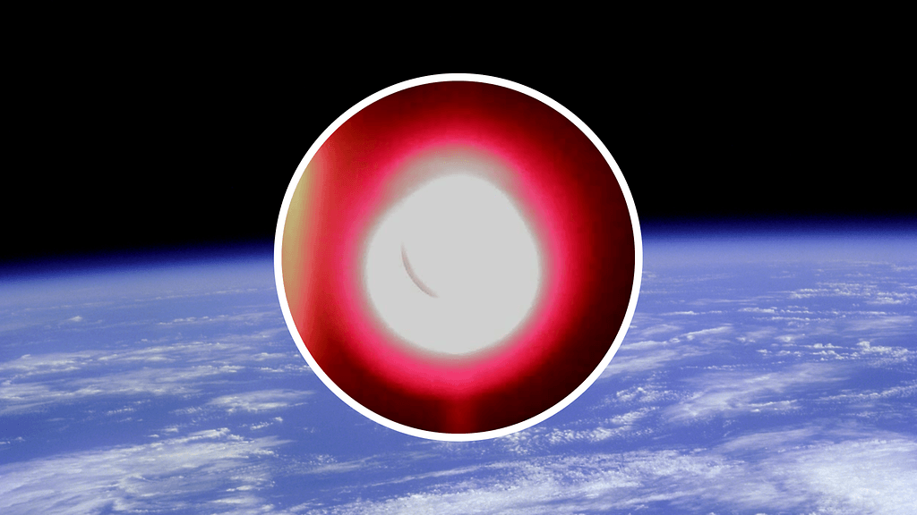 Keskellä kuva ForgeStar-1 -satelliitin luomasta plasmasta.