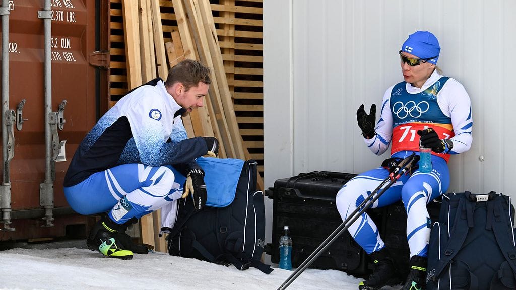 Joni Mäki ja Lauri Vuorinen hiihtivät miesten pariviestissä.