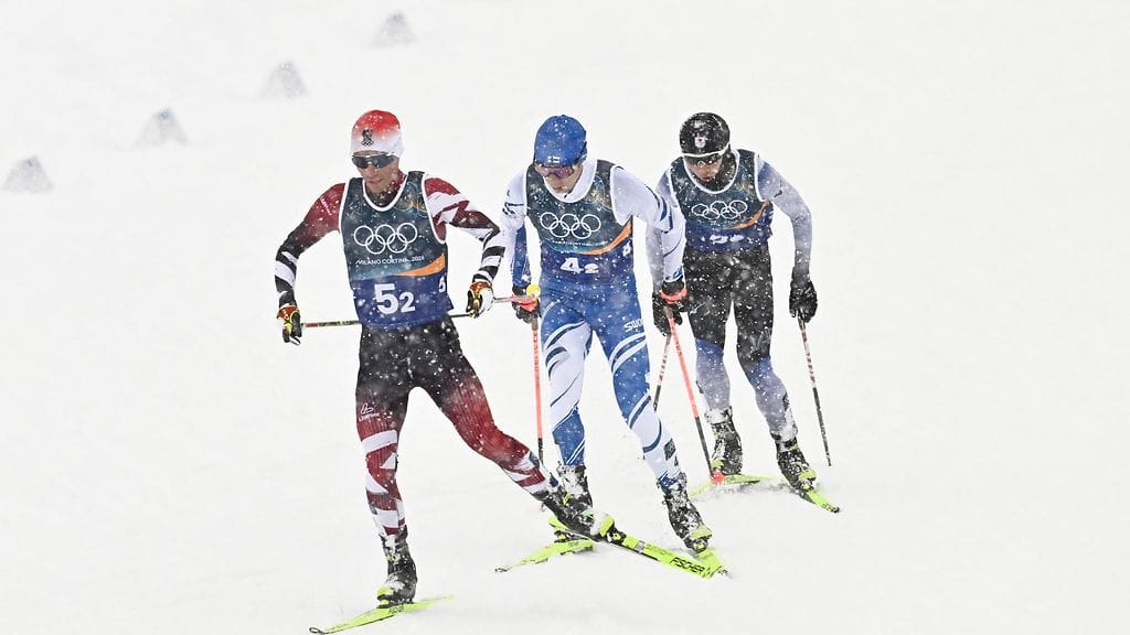 Eero Hirvosen (keskellä) takana hiihtäneen Japanin Ryoto Yamamoton välineet kolisivat suomalaisen kanssa yhteen. Kuvassa etualalla Itävallan Johannes Lamparter.