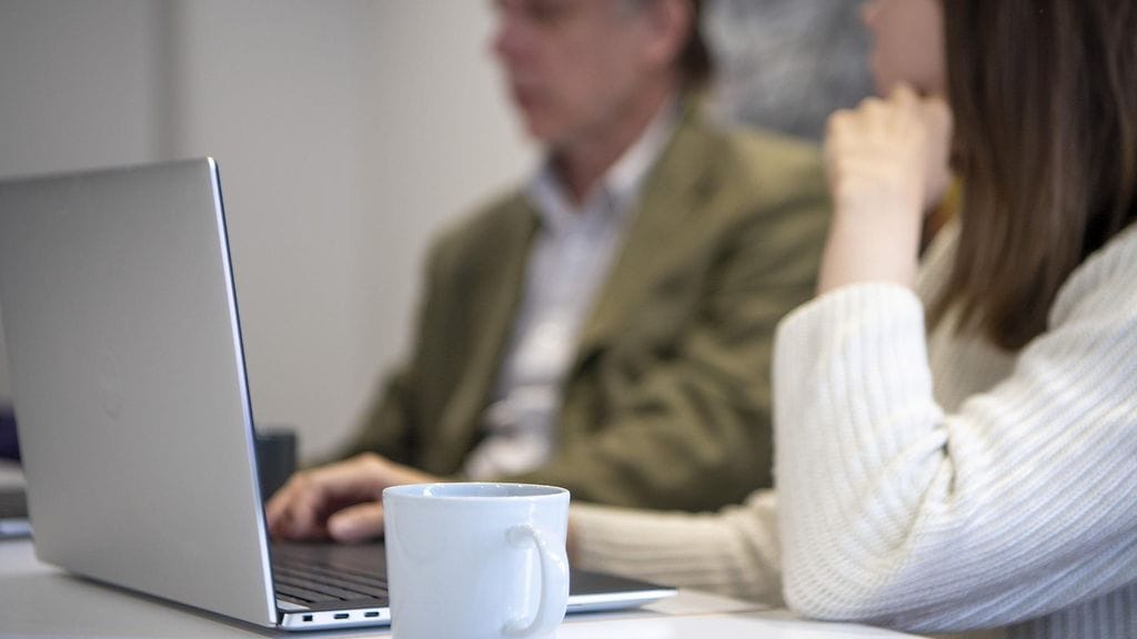 Moni voi teknologian turvin tehdä työtään missä ja milloin vain, minkä seurauksena työn ja muun elämän välinen raja herkästi hämärtyy ja työt valuvat myös vapaa-ajalle.