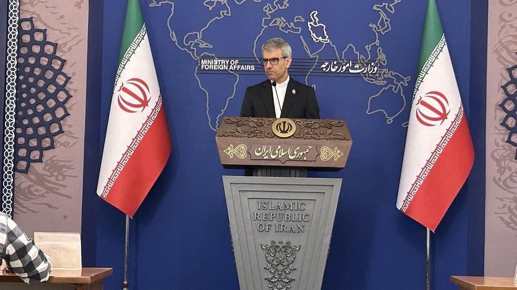 Iranin ulkoministeriön edustaja Esmaeil Baqaei lehdistötilaisuudessa Teheranissa elokuussa 2025.