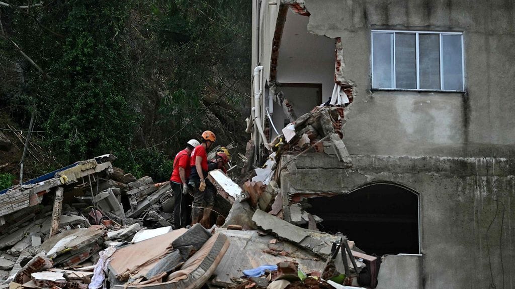 Pelastusjoukot raivaavat raunioita rankkasateiden aiheuttaman maanvyörymän jälkeen Barrio Parque Jardim Burnierin kaupunginosassa Juiz de Forassa Brasiliassa 24. helmikuuta 2026.