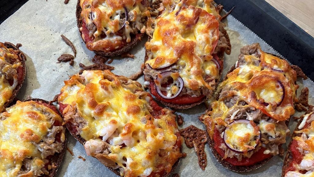 Näihin ruisleipäpizzoihin on haettu täytteet kaupan salaattibuffetista.