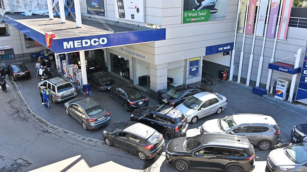 AOP Libanonin pääkaupungissa Beirutissa muodostui pitkiä jonoja huoltoasemille Yhdysvaltojen ja Israelin Iraniin kohdistamien iskujen ja niiden jälkeisten vastatoimien jälkeen 28. helmikuuta 2026.