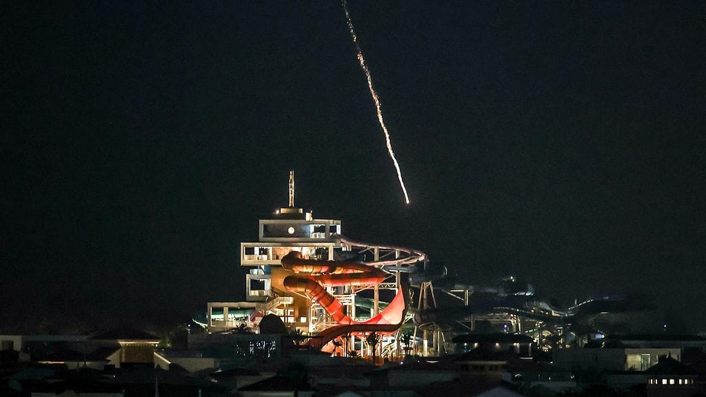 Torjuttu ammus putosi mereen lähellä Dubain Palm Jumeirahin saarta 1. maaliskuuta 2026.