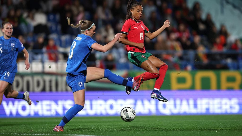 Suomen Eva Nyström kamppailee pallosta Portugalin Jessica Silvaa vastaan.