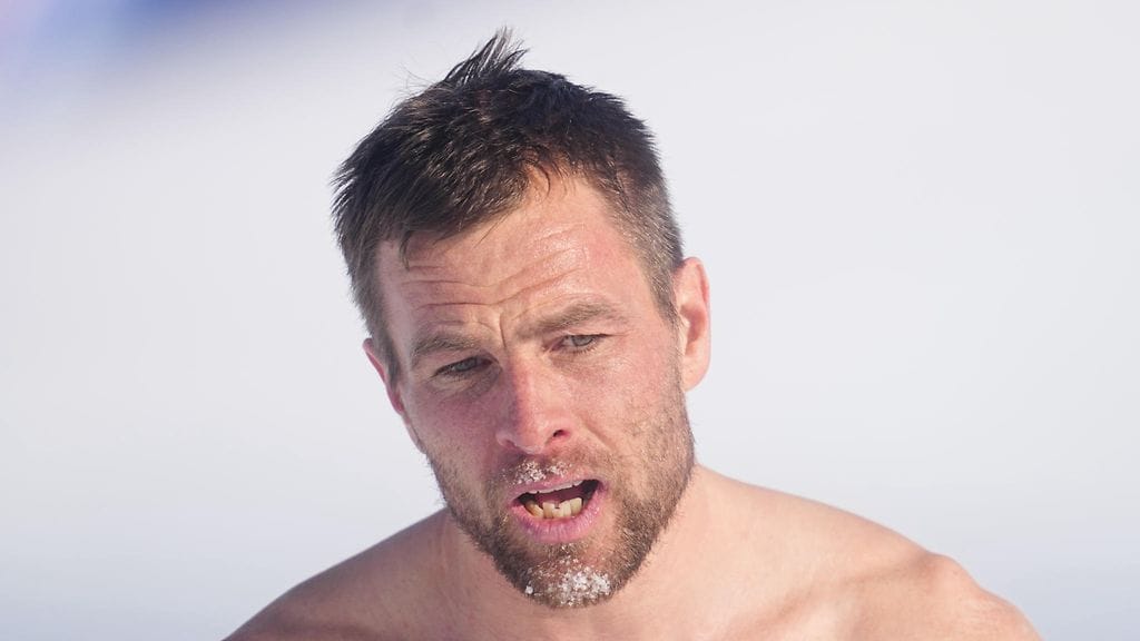 Benjamin Karl juhli Milano-Cortinan historiallista olympiavoittoaan ilman paitaa.