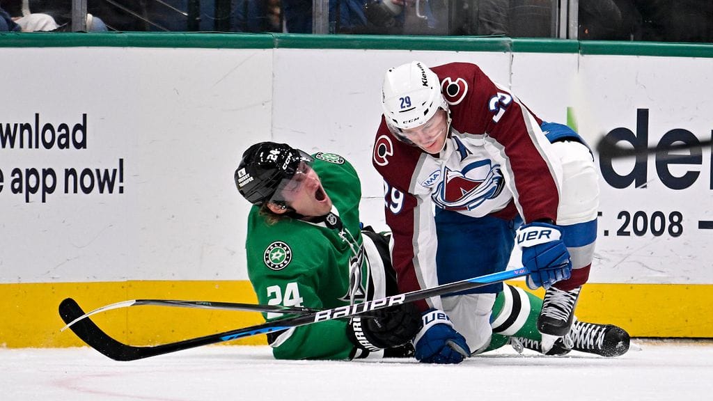 Roope Hintz loukkaantui kaksinkamppailutilanteessa Nathan MacKinnonia vastaan viime viikonloppuna.