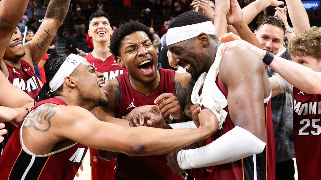 Bam Adebayo pääsi joukkuetovereidensa onnittelujen kohteeksi.