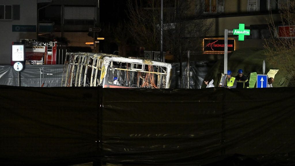 Kuvassa palaneen linja-auton raato Sveitsissä. Tulipalo oli ilmeisesti tuhopoltto.
